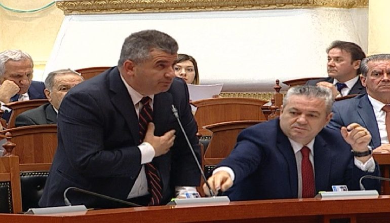 KUVENDI/ Betohen tre deputetët e rinj të opozitës (EMRAT)
