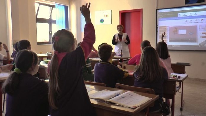 “SCHOOL ME”/ Projekti pilot në 35 shkolla, ja çfarë synon tek mësimnxënia
