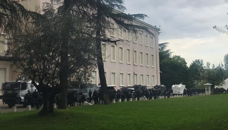 PROTESTA E OPOZITËS/ Forca të shumta policie përpara kryeministrisë dhe parlamentit