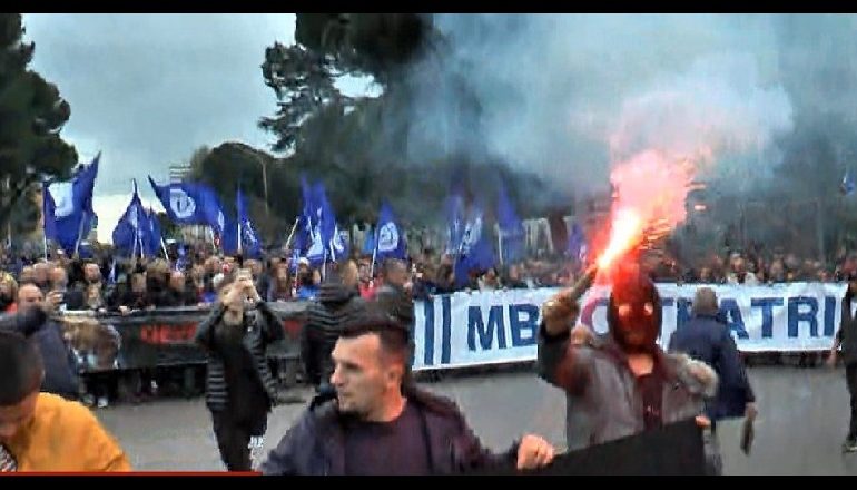 TË REJAT NGA PROTESTA E OPOZITËS/ Shfaqet flamuri i PD-së, mungon ai i LSI-së