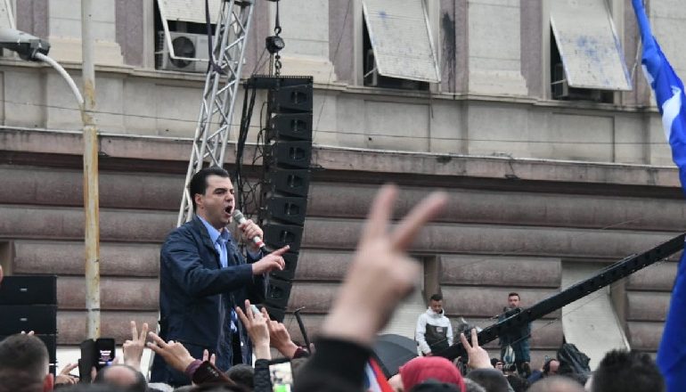 TË REJAT NGA PROTESTA E OPOZITËS/ Basha stonon me vargjet e himnit, aleatët…