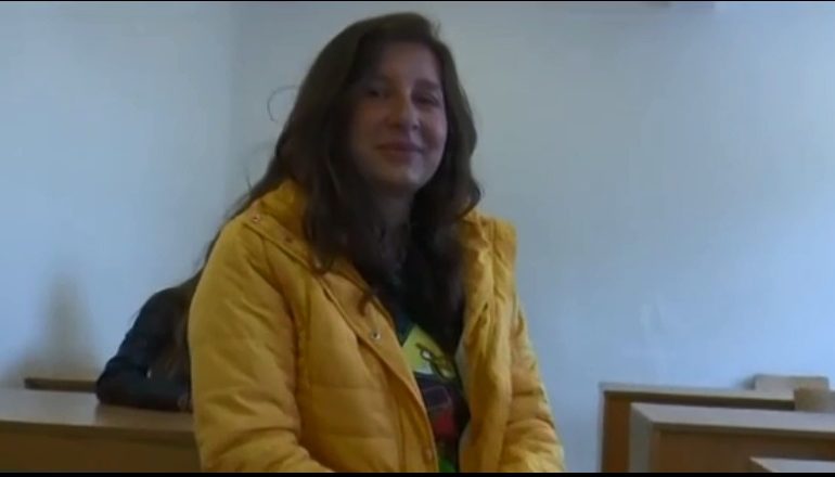 NJIHUNI ME XHESIKËN/ 17-vjeçaren e paralizuar që ëndërron të bëhet psikologe (VIDEO)