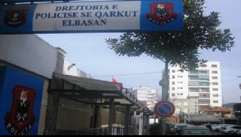NDODH NË ELBASAN/ Djali i vogël mbyll nënën në ballkon, merr flakë shtëpia