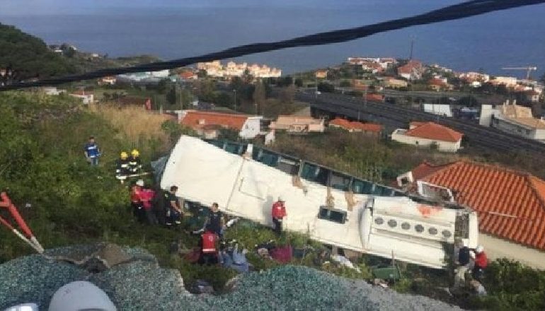 TRAGJEDI NË PORTUGALI/ Autobusi me tursitë del nga rruga, 28 persona humbin jetën