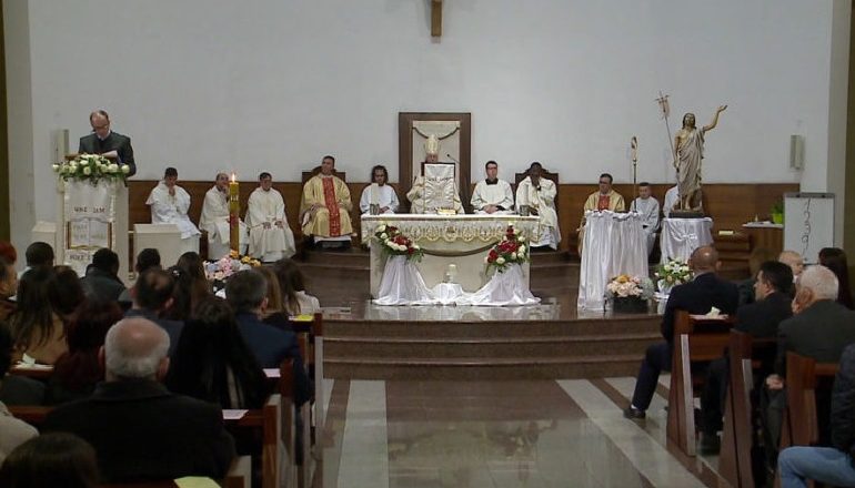 “KRISHTI U NGJALL”/ Besimtarët katolikë festojnë Pashkën!