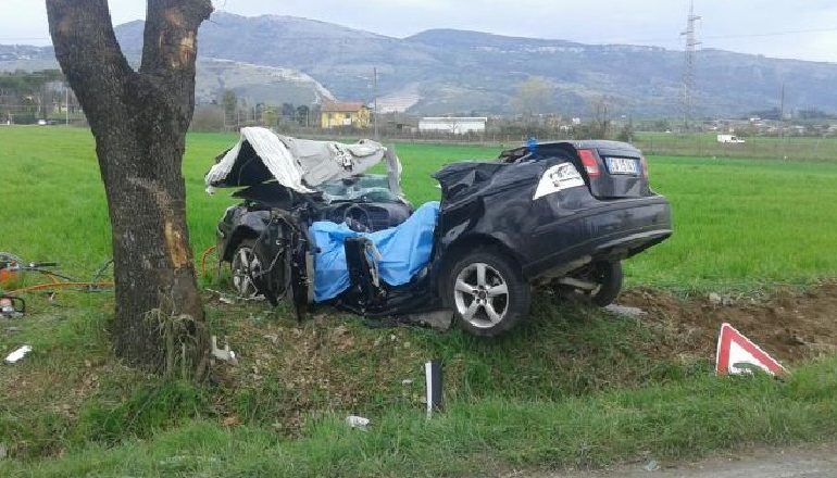 MAKINA PËRPLASET ME PEMËN NË MESNATË/ Vdes një shqiptar në Itali, plagosen dy të…