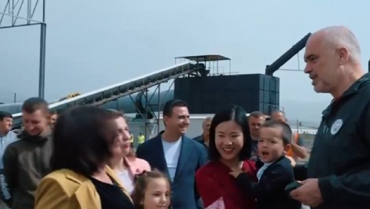 “E KUPTON VJEHRRËN KUR FLET?” Rama batuta me kinezen e martuar me biznesmenin shqiptar (VIDEO)