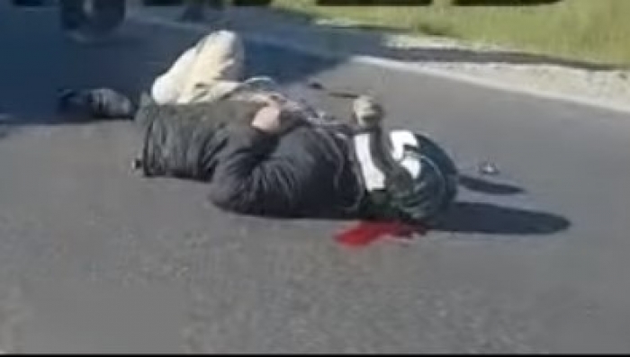 I SHTRIRË NË MËS TË RRUGËS DHE I MBULUAR NË GJAK/ Kamioni përplas drejtuesin e motorit në aksin…