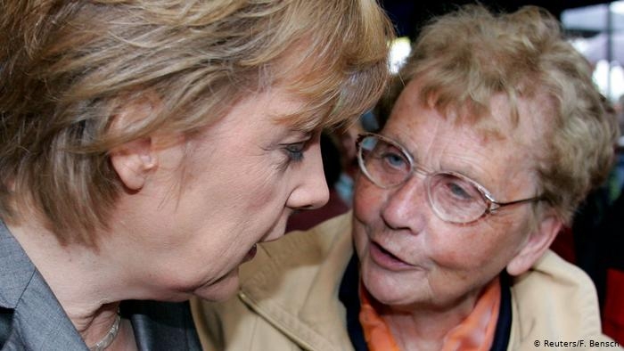 MOMENT I TRISHTË PËR ANGELA MERKEL/ Kancelarja gjermane humb nënën