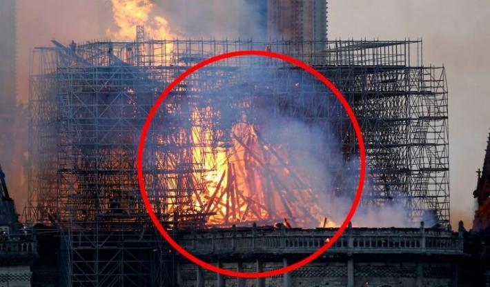 (FOTO LAJM) Gruaja pretendon se kishte parë Jezusin në flakët e katedrales së Notre Dame