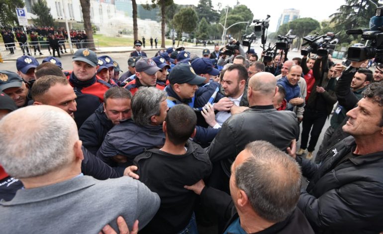 PROTESTA/ Klevis Balliu nuk i ndahet rreshtit të parë, “gati tu” për dhunë (PAMJET)