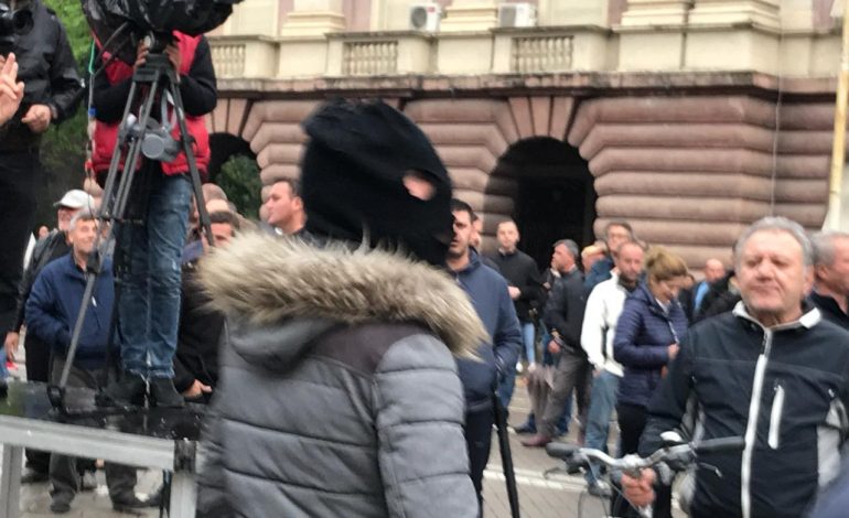 PROTESTA E OPOZITËS/ Protestuesi i maskuar NDEZ kapsollat pranë forcave të Policisë (VIDEO)