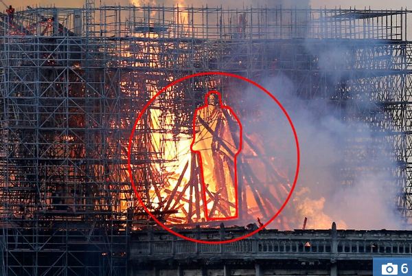 PAMJET DRITHËRUESE/ Në flakët e “Notre Dame” shfaqet dy herë imazhi i Krishtit (FOTO)