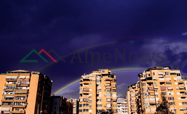 TIRANA PAS SHIUT/ “Photo of the day”. Harku i ylberit “mbështjell” kryeqytetin