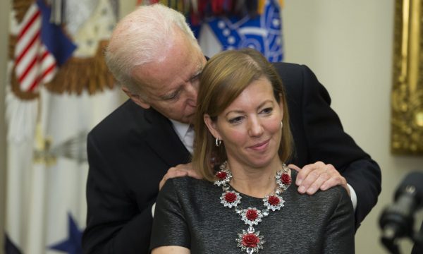 AKUZAT/ Kjo foto shkakton “furtunë” reagimesh për ish/zv-presidentin amerikan