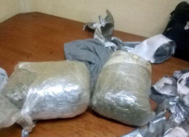 E FUNDIT NË TIRANË/ Sekuestrohet 111 kg kanabis “çokollatë”, arrestohen 3 persona