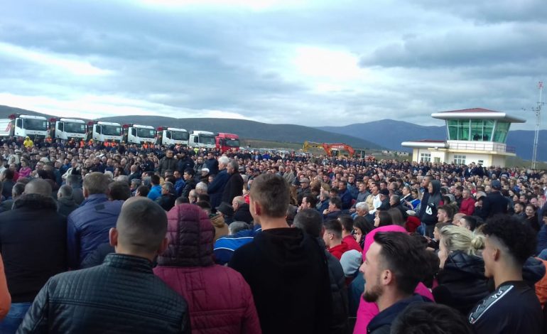“BASHKIA QË DUAM”/ Mijëra qytetarë në shesh, ja si u prit Rama në Kukës (FOTO)