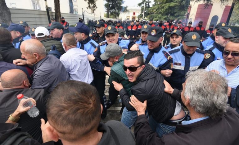 OPERACIONI I “ZJARRIT” NË DORË TË FLAMUR NOKËS/ Kapsolla, bomba molotov dhe sende të forta drejt… (FOTO)