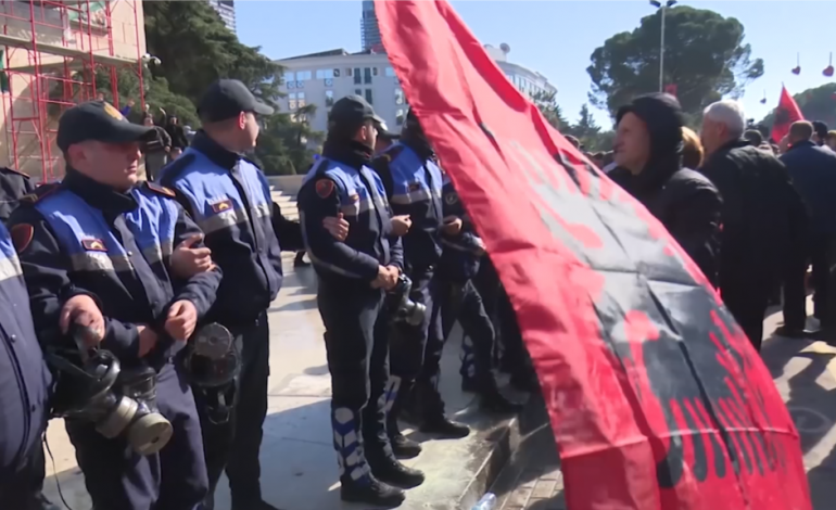 PROTESTAT E OPOZITËS/ “Zëri i Amerikës”: Mbeten më pak se tre muaj nga zgjedhjet dhe PD është e paqartë