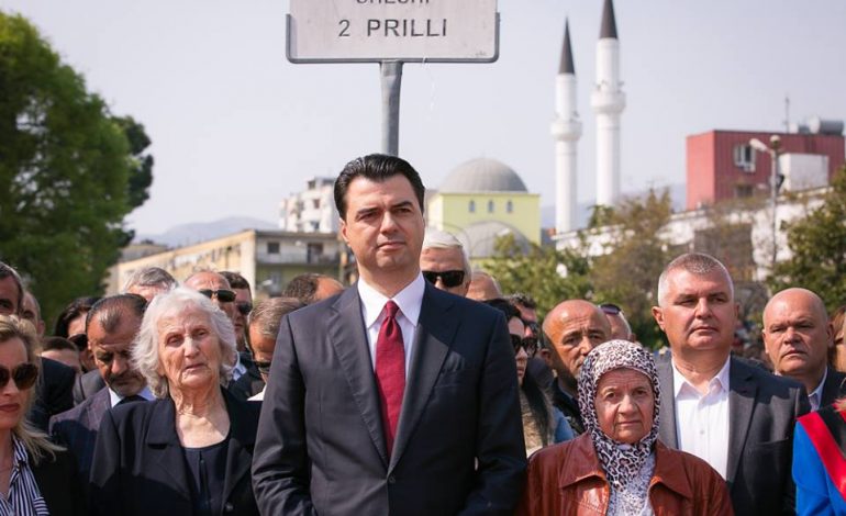 BASHA PËRKUJTON 2 PRILLIN NGA SHKODRA/ Qytetarët i kujtojnë 21 janarin: Kur ban edhe ti… (FOTO)