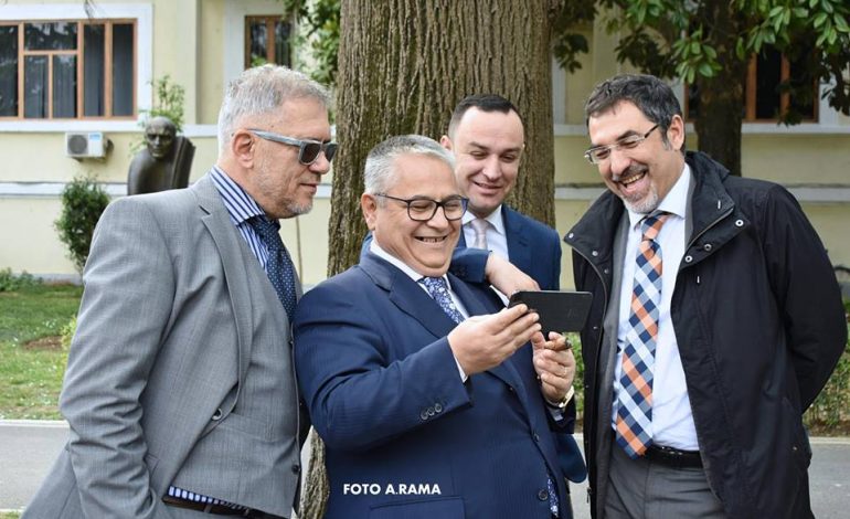 FOTOLAJM/ Deputetët e PS shohin protestën nga celulari, ja reagimet