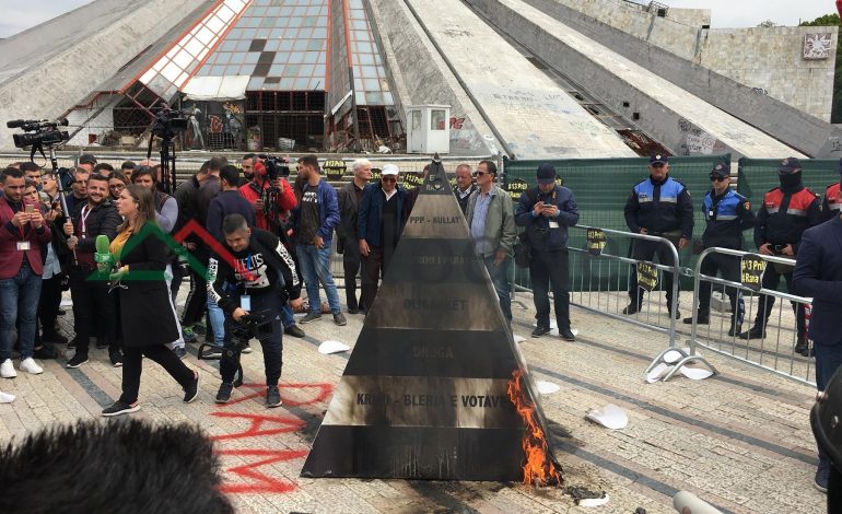 FOTOLAJM/ “Zhvendoset” opozita. Protestuesit djegin PIRAMIDËN që “ndërtuan” vetë