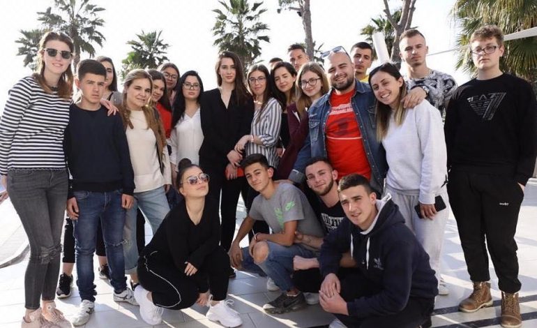 POSTON FOTON ME TË RINJTË/ Qytetarët “sulmojnë’ Kryemadhin: Më mirë shes çorape se sa…