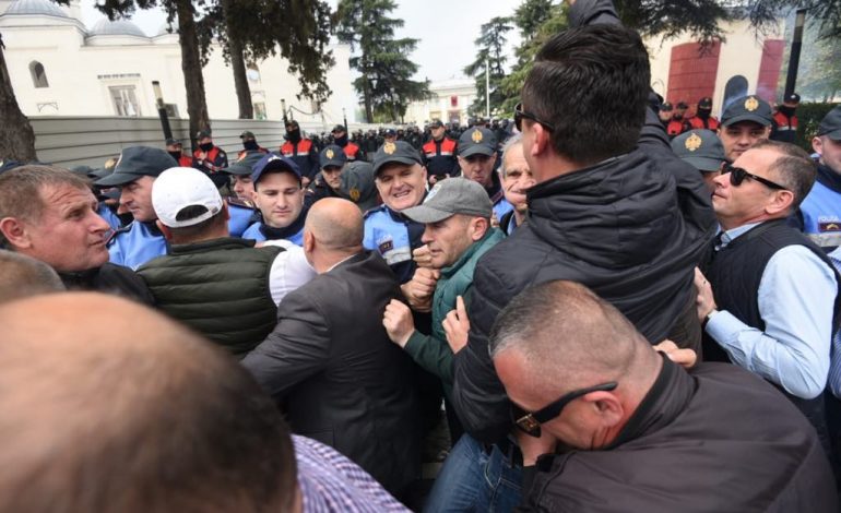 PROTESTA/ Militantët e PD dhe LSI-s “MASAKROJNË” me grushta, të “infiltruarin” me kapuç në kokë (VIDEO)