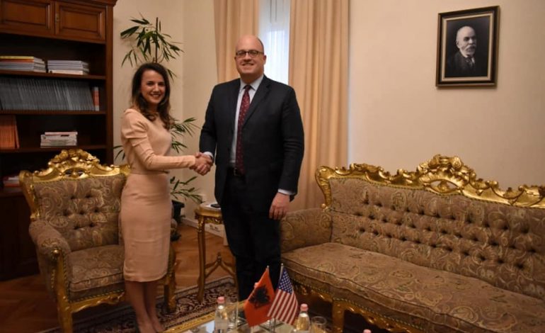 “SHBA, ËNGJËLLI MBROJTËS I SHQIPËRISË”/ Rudina Hajdari takon zyrtarin e lartë të DASH