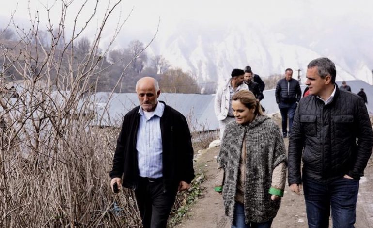 MONIKA KRYEMADHI SHKON NË PESHKOPI/ Qytetarët: Po i qaheni hajdutes që… (FOTO)