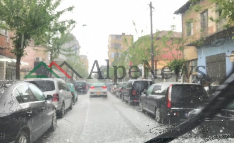 “ÇMENDET” MOTI NË TIRANË/ Shiu shoqërohet me breshër masiv. Ja PAMJET