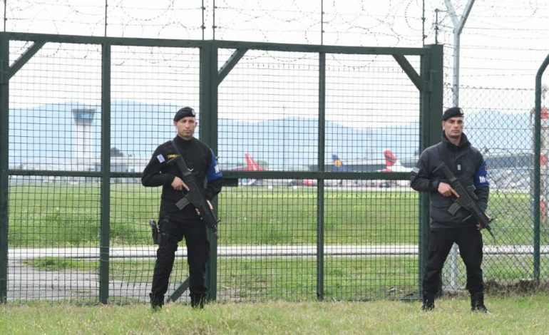 GRABITJA NË RINAS/ Forcat e USHTRISË hyjnë në aeroport, ja çfarë po ndodh me patrullimin (FOTO+VIDEO)