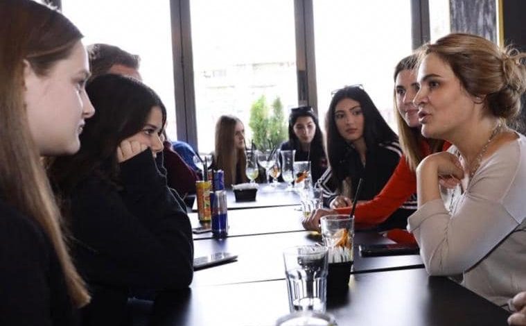 RINIA E LSI NË RËNIE/ Monika Kryemadhi TAKIM me 20 gjimnazistë, bashkë me koordinatorët e partisë