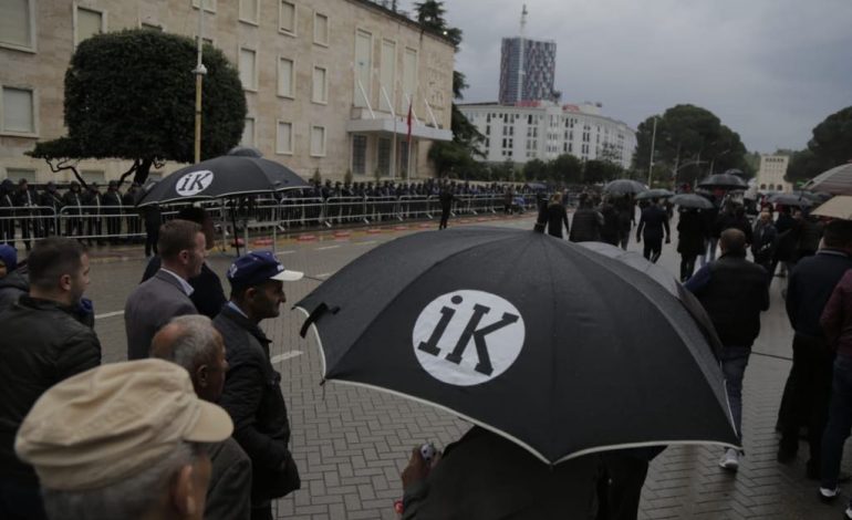 PROTESTA E OPOZITËS/ Hidhet bojë ndaj kryeministrisë, shenjë tek…. (FOTO)