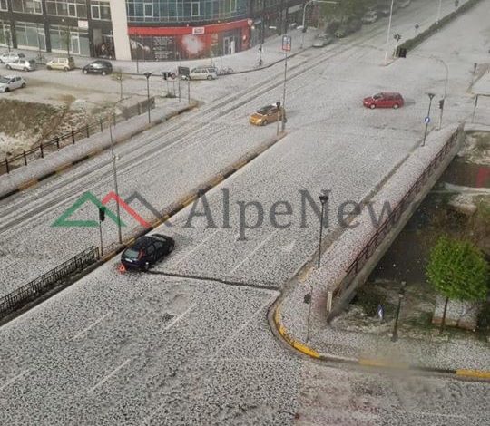 FOTOLAJM/ Tirana “nën pushtimin” e BRESHËRIT. Kryeqyteti vishet me të bardhë