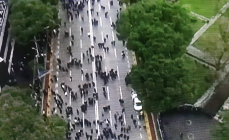 TË REJAT NGA PROTESTA/ Ja pjesëmarrja në bulevard në momentin që mbërrijnë Basha e Kryemadhi