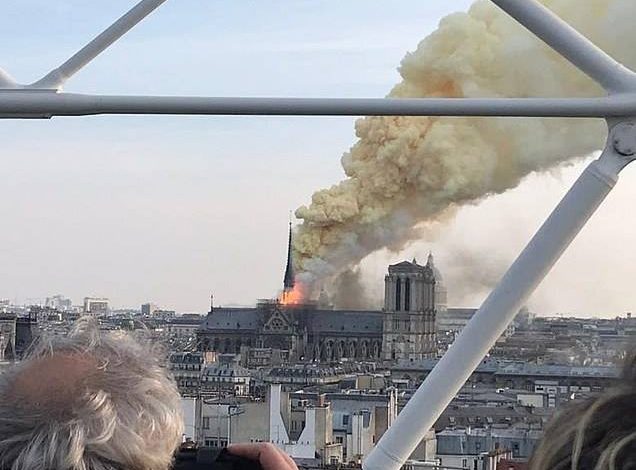 ZJARR NË “NOTRE DAME”/ Përfshihet nga flaka katedralja e njohur në Paris (FOTO+VIDEO)