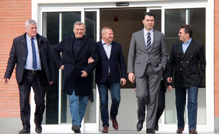 Kur opozita e re hyn në zgjedhjet dhe e vjetra lutet!