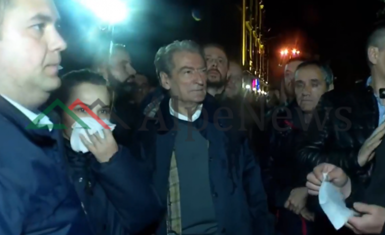 LOTËT NGA GAZI LOTËSJELLËS/ Kryemadhi me Berishën, Basha qendron “veç” (FOTOT)