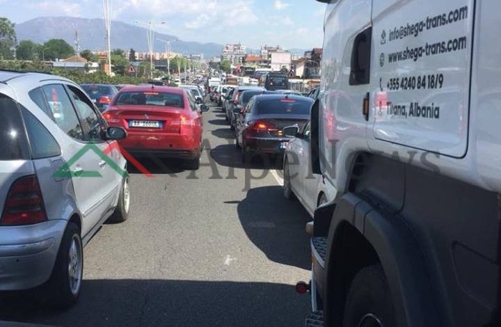RRADHË KILOMETRIKE TEK “SHQIPONJA”/ Fluksi i makinave për fundjavë BLLOKON qarkullimin (VIDEO)