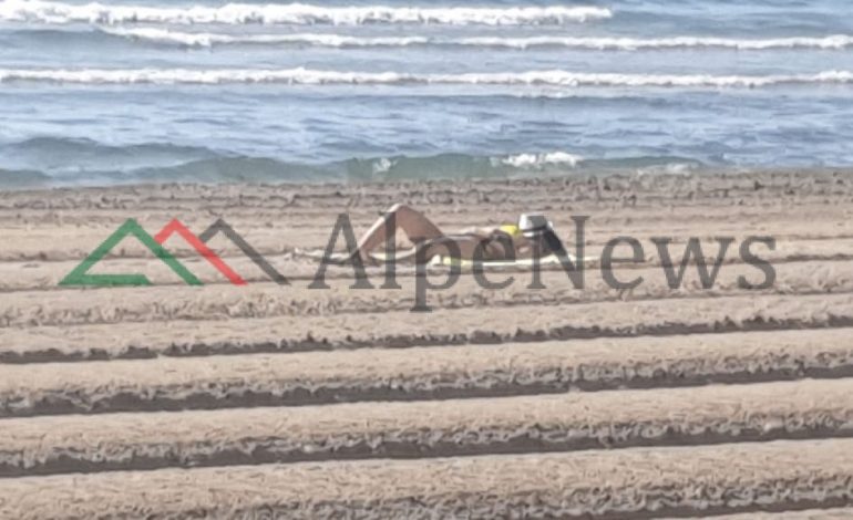 E SHTUNA NË “LUNGOMARE”/ Vlonjatët nisin PLAZHIN. Nën rrezet e diellit… (FOTOT)