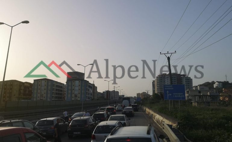 OPOZITA BLLOKON RRUGËT/ “Kaos” në Durrës. Radhë kilometrike e automjeteve tek… (FOTO)