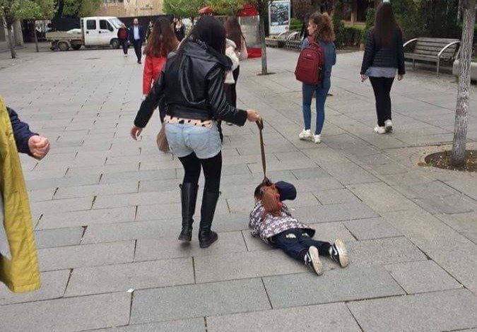 E RËNDË/ Nëna shqiptare lidh fëmijën si qen dhe e nxjerr xhiro në qytet (FOTO)