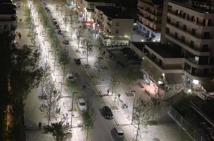 RAMA PUBLIKON FOTON/ “Me këtë pamje të mbrëmjes së djeshme nga Vlora, mbi bulevardin e ri të qytetit…”