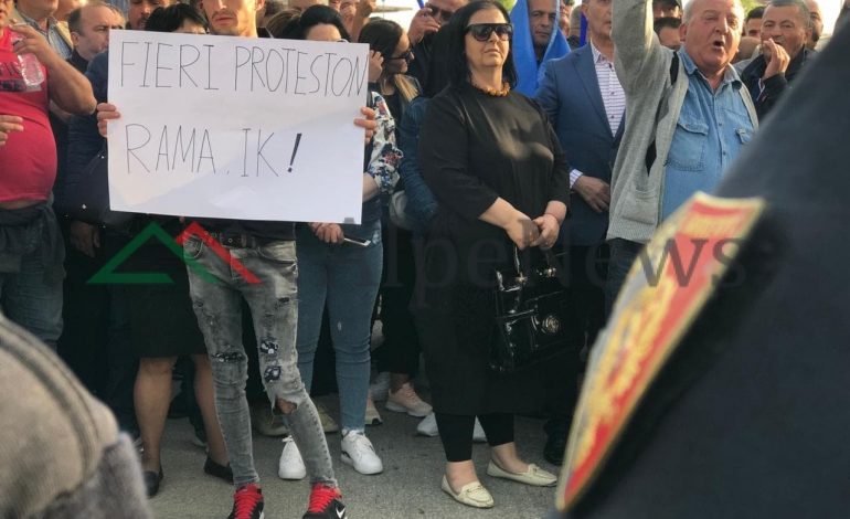 BLLOKIMI I RRUGËVE NGA OPOZITA/ Panik në Fier, shoferët “përplasen” me protestuesit… (PAMJET)
