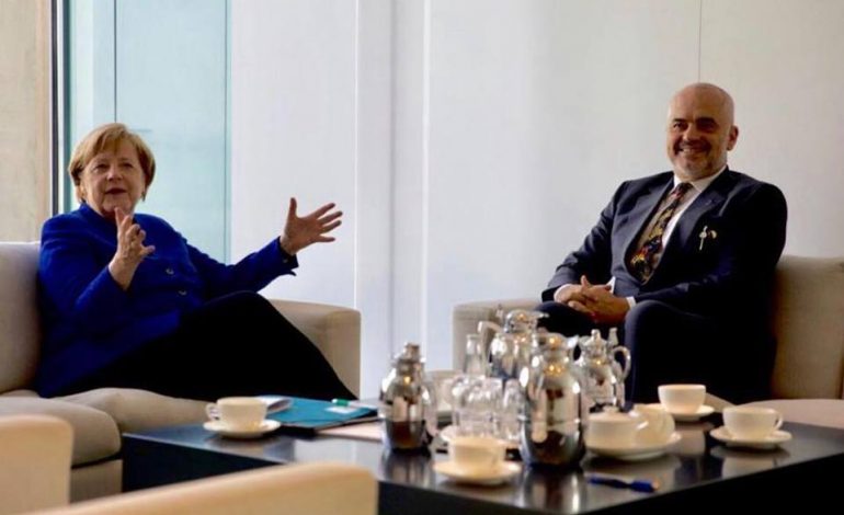 “PHOTO OF THE DAY”/ Kryeministri Rama poston momentin nga TAKIMI me Merkel në Berlin