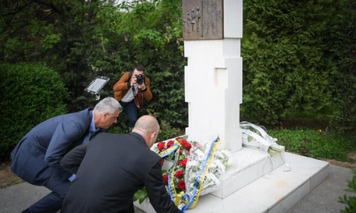 HARADINAJ DHE THAÇI HOMAZHE TE OBELISKU I TË PAGJETURVE/ Kryeministri: Nuk do reshtim së kërkuari