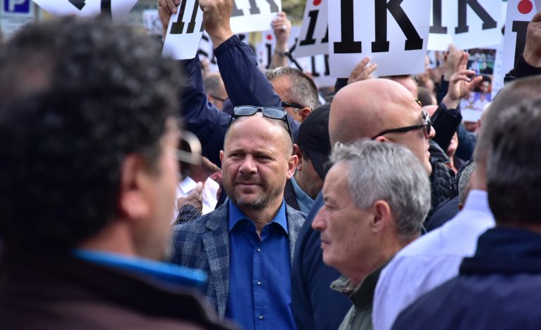 FOTOLAJM/ Xhelal Mziu i vë “drynin” Bashkisë së Kamzës dhe vjen në Tiranë për të protestuar