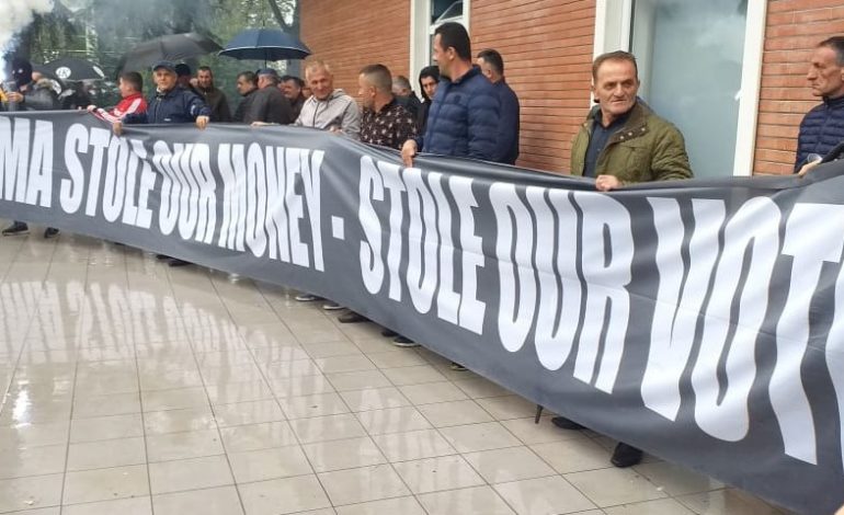 PROTESTA E OPOZITËS/ Edhe këtë herë NUK mungon Sali Lushaj (FOTO)