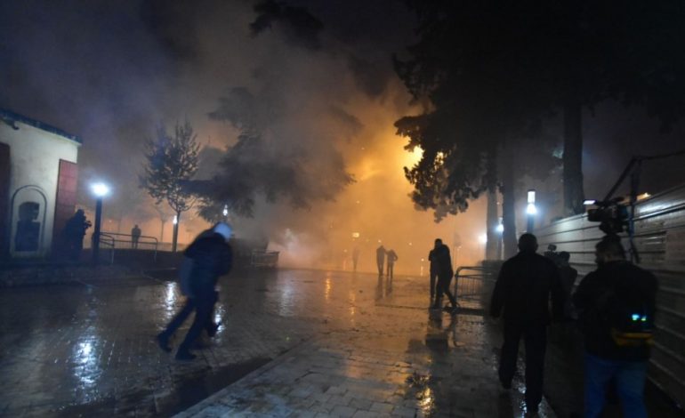 TË REJAT NGA PROTESTA/ Shkon në PESË numri i policëve të plagosur